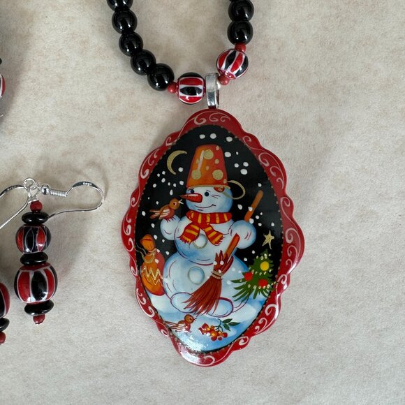 Hand-painted snowman on Russian black Lacquer made into a necklace. Seasonal Fun - Picture 6 of 12